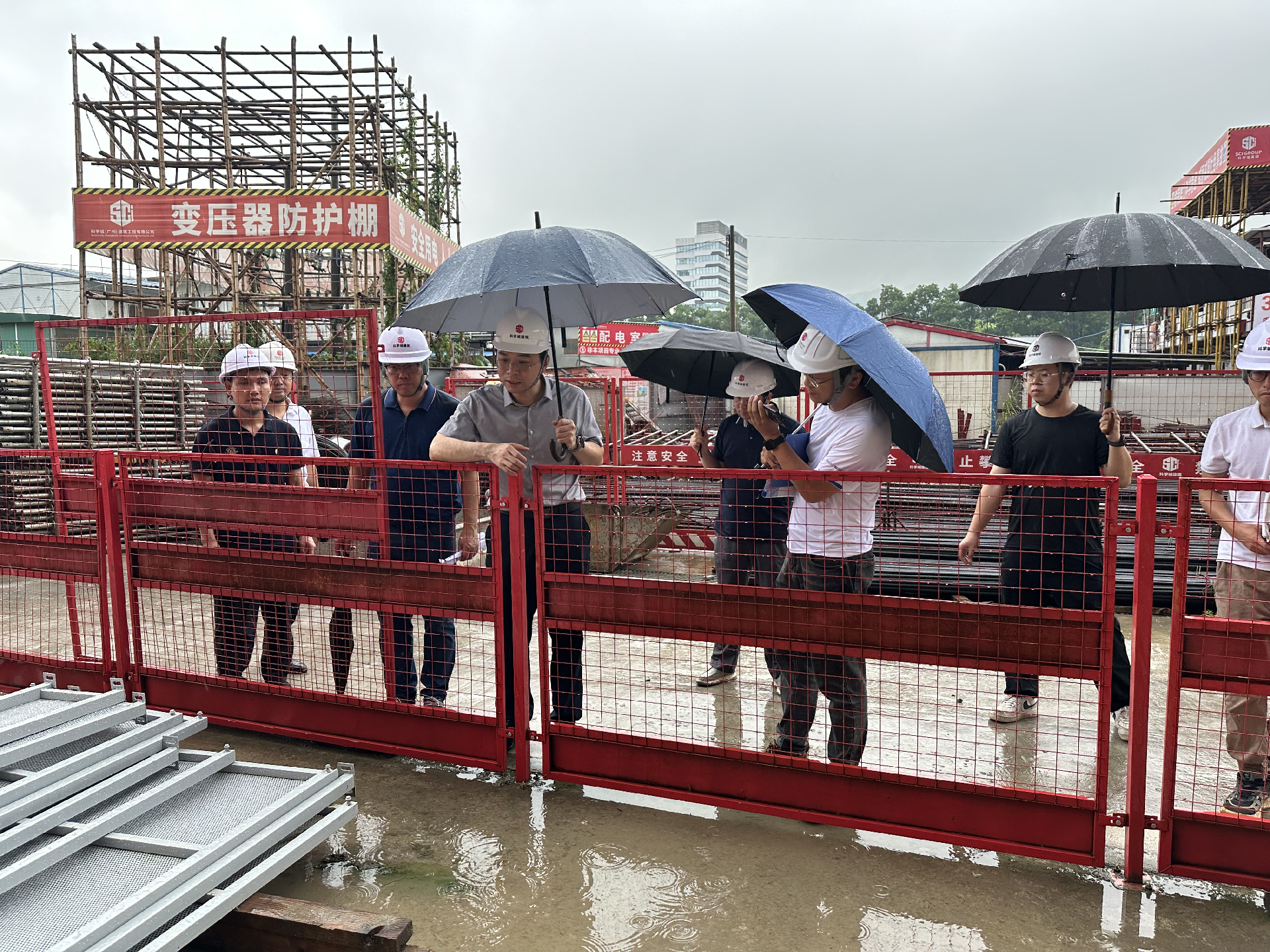 1.向董檢查火村.png